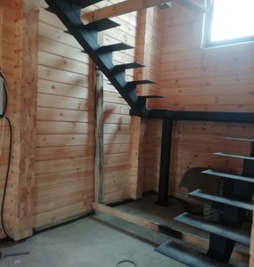Металлический каркас лестницы в деревянный дом