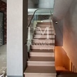 Поворотная лестница со стеклянным ограждением