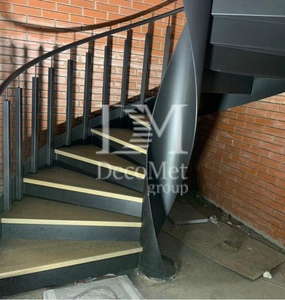 Винтовая металлическая межэтажная лестница