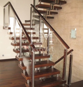 Как крепить деревянные ступени к металлической лестнице?