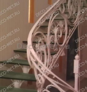 Лестница из стекла с кованной балюстрадой lkov-1