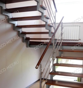 Лестница двухмаршевая комбинированная №3 металл и дерево