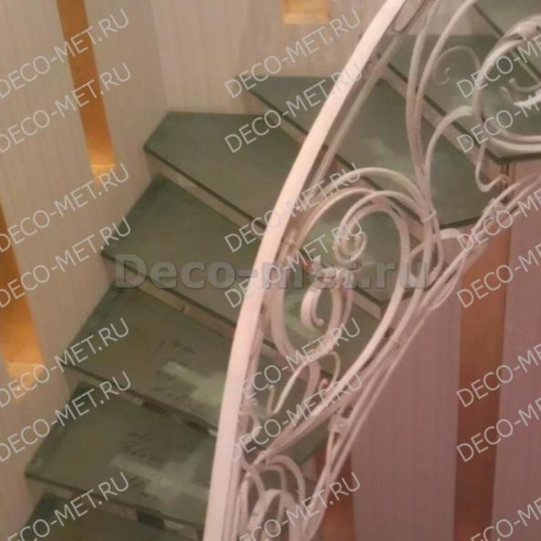 Лестница из стекла с кованной балюстрадой lkov-1