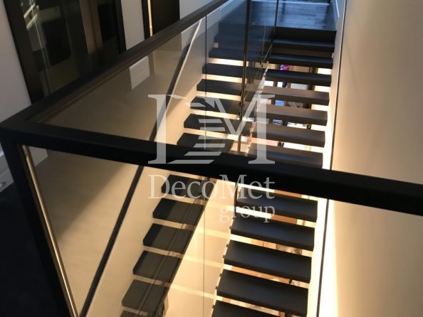 Деревянная лестница со стеклянным ограждением ls-31